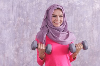 güzel hijab sportif kadın egzersiz halter kullanarak
