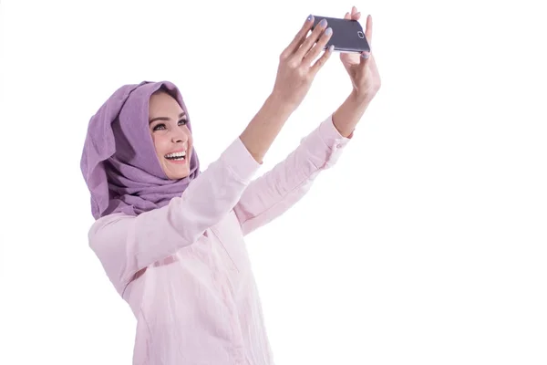 Belle femme portant hijab prendre des photos en utilisant un téléphone mobile — Photo