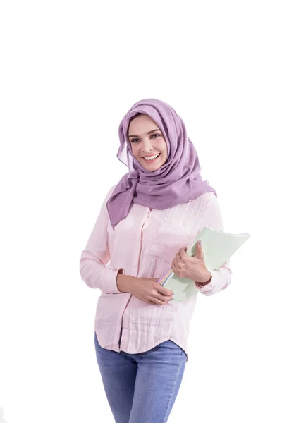 Hermosa estudiante universitaria con hijab sonriendo mientras que trae s —  Fotos de Stock