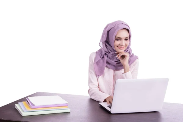 Krásná studentka na sobě hidžáb studovat na svém laptopu — Stock fotografie