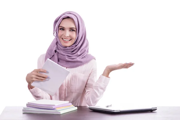 Belle étudiante portant hijab étudiant tout en présentin — Photo