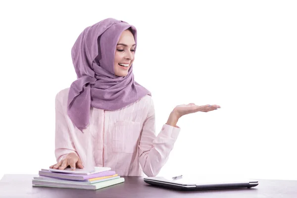 Beautiful college student wearing hijab presenting copy space — Stock Photo, Image