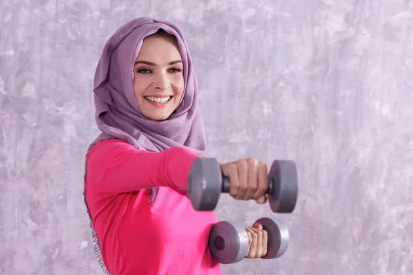Gyönyörű hidzsáb sportos nő edzés segítségével súlyzó — Stock Fotó