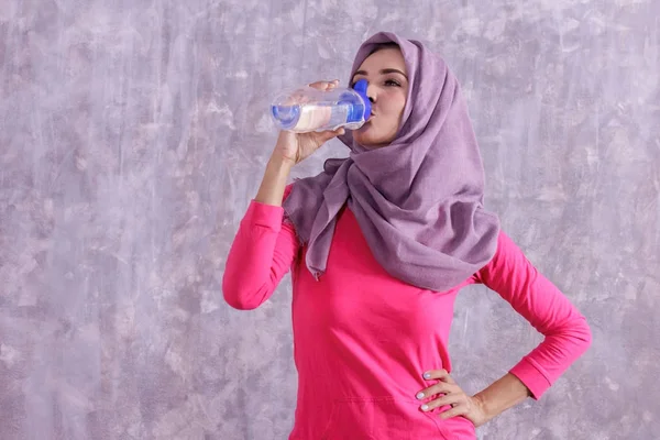 Bella hijab donna sportiva bere acqua minerale dopo workou — Foto Stock