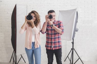 genç adam ve kadın alarak fotoğraf ile profesyonel fotoğraf makinesi