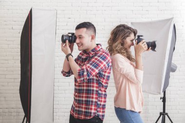 iki genç fotoğrafçılar arkaya bir fotoğraf çekmek