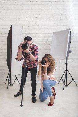 iki genç fotoğrafçılar fotoğraf çekme eylem