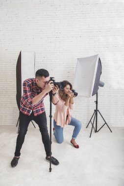 iki genç fotoğrafçılar fotoğraf çekme eylem