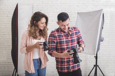 Genç fotoğrafçı kontrol fotoğraf önizlemede onun kamera kablosuz paylaşmak