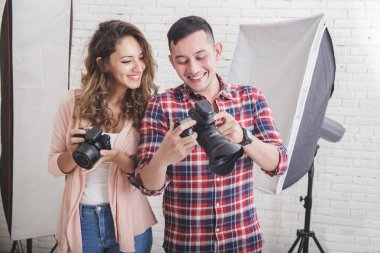 Genç fotoğrafçı görünümü fotoğraf önizlemesi kamera payını h içinde