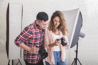 Genç fotoğrafçı görünümü fotoğraf önizlemesi kamera payını h içinde