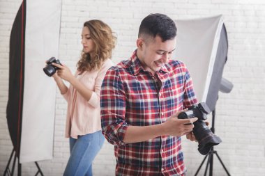 iki genç fotoğrafçılar onların fotoğraf kontrol Studio ben önizleme