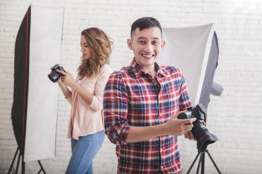 -den sonra having Fotoğraf oturumu sırasında onun gülümseyen genç fotoğrafçı