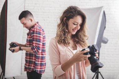 Genç fotoğrafçı Fotoğraf oturumu yaptıktan sonra gülümseyerek