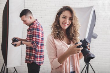 Genç fotoğrafçı Fotoğraf oturumu yaptıktan sonra gülümseyerek