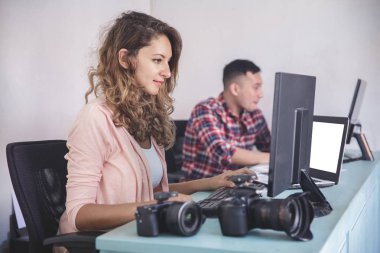 iki fotoğrafçılar baskı fotoğraf içinde onların bilgisayar sonra fotoğraf s