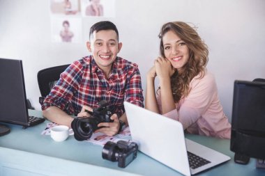 Genç fotoğrafçı Fotoğraf oturumu sonra onun modeli ile