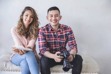 fotoğrafçı Fotoğraf oturumu sonra onun model yanında oturan