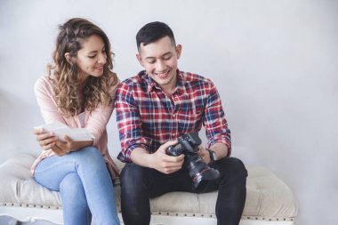 fotoğrafçı fotoğrafı görüntülerken onun model yanında oturan