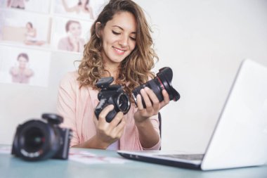 genç kadın fotoğrafçı kamera objektif kameraya bağlama bo