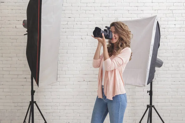 Молода жінка робить фотографії, використовуючи професійну камеру в застряглій — стокове фото