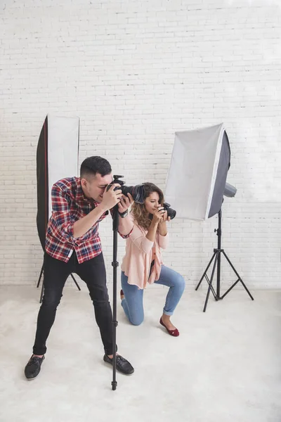 Twee jonge fotografen in actie nemen van een foto — Stockfoto