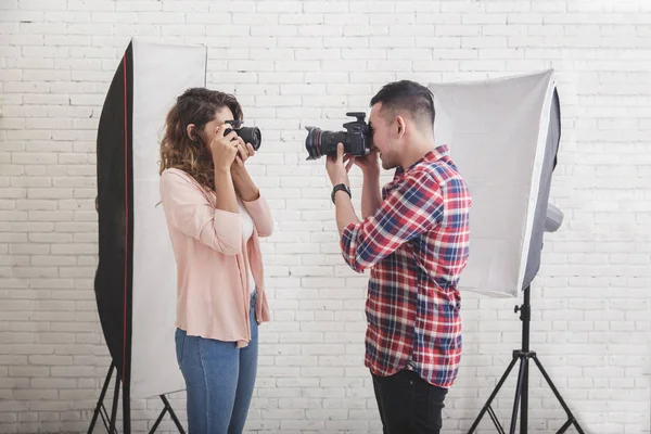 Két fiatal photogaphers minden más fénykép — Stock Fotó