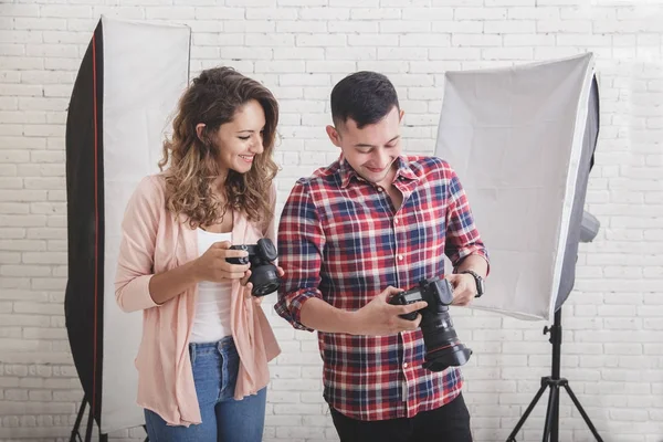 Genç fotoğrafçı kontrol fotoğraf önizlemede onun kamera kablosuz paylaşmak