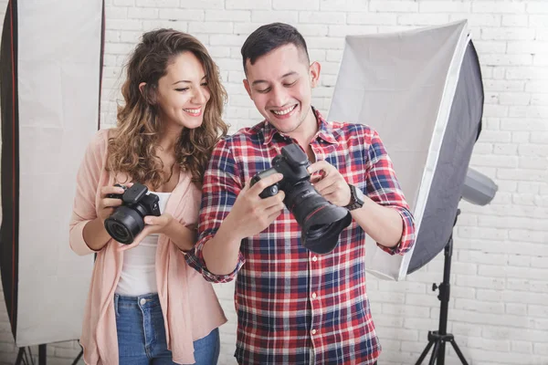 Young photographer view photo preview in his camera share with h — Stock Photo, Image