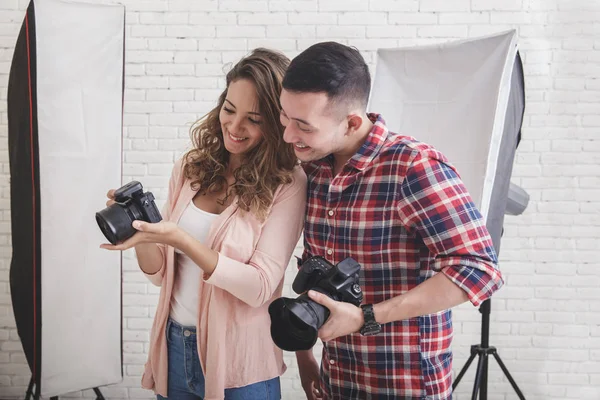 Genç fotoğrafçı görünümü fotoğraf önizlemesi kamera payını h içinde