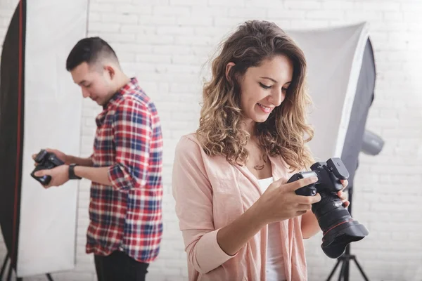 Genç fotoğrafçı Fotoğraf oturumu yaptıktan sonra gülümseyerek — Stok fotoğraf