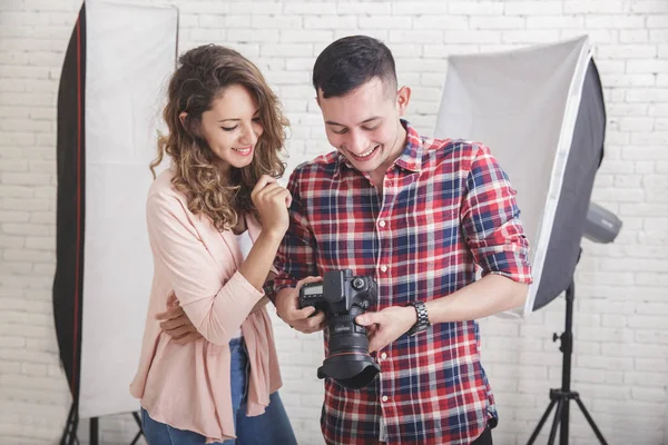 fotoğrafçı fotoğraf önizleme onun kamera onun moda ile ilgilenen