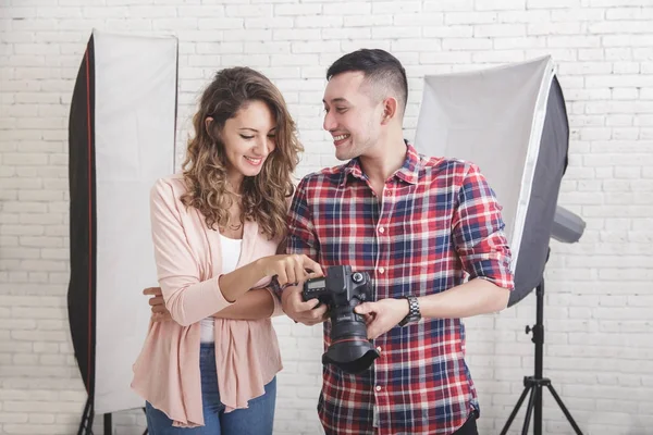 Fotógrafo vendo a visualização da foto em sua câmera para o seu modo — Fotografia de Stock