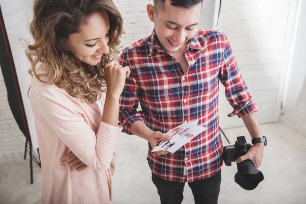 Onun fotoğraf onun modeli için baskı sonucu ile ilgilenen fotoğrafçı