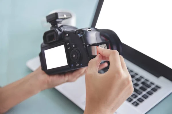 Ręka fotografa włożyć kartę pamięci do aparatu — Zdjęcie stockowe