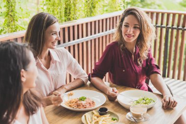 Üç Grup sohbet sırasında öğle yemeği getirmek en iyi arkadaşım