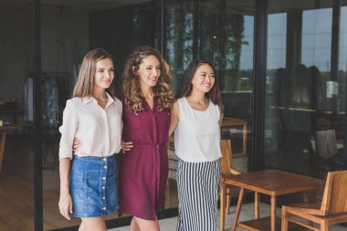 birlikte yürürken gülümseyen üç en iyi arkadaşının grubu