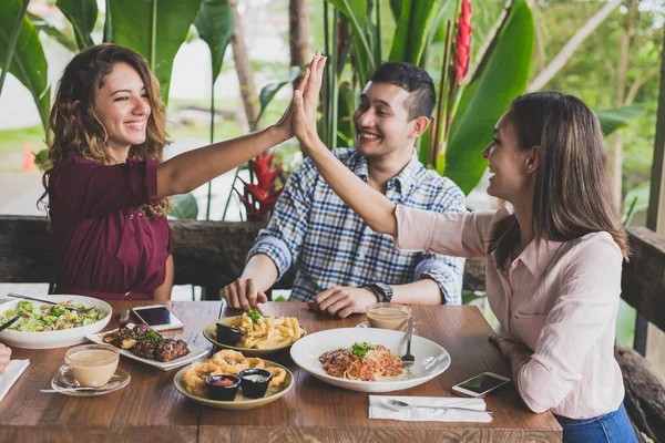 Bela mulher alta cinco com seus melhores amigos durante o almoço toge — Fotografia de Stock