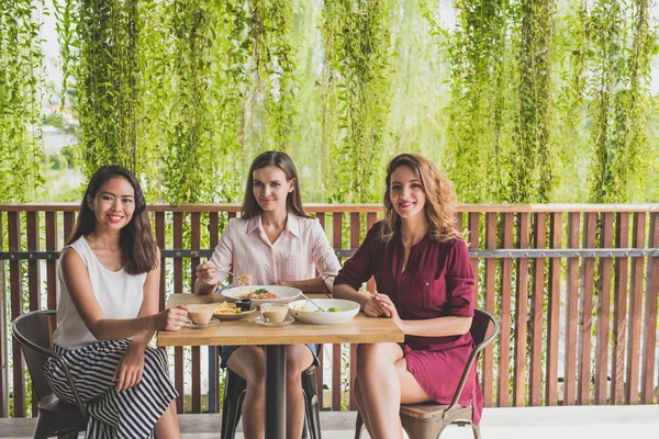 Grupa trzech najlepszy przyjaciel obiedzie ich razem w kawiarni — Zdjęcie stockowe