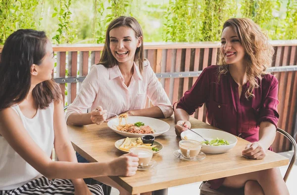Grupa trzech najlepszy przyjaciel o rozmowy podczas lunchu toget — Zdjęcie stockowe