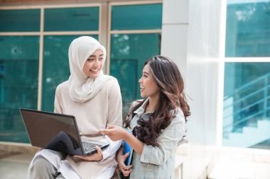 Kampusta dizüstü kullanan öğrenciler