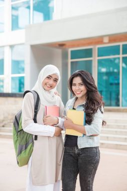  Asyalı üniversite öğrencileri 