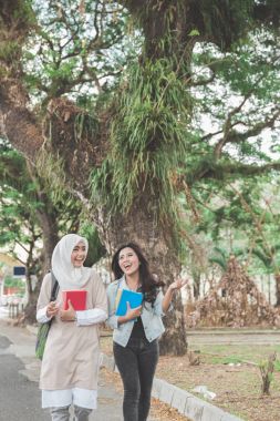  Asyalı öğrenciler arkadaş yürüyüş 