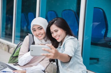 selfie alan iki Asyalı genç öğrenciler