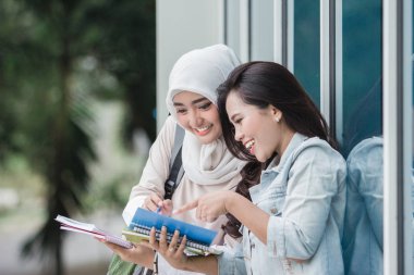  Öğrenciler birlikte okuyorlar. 