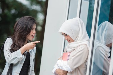 onun arkadaşı bağırmaya öğrenci 