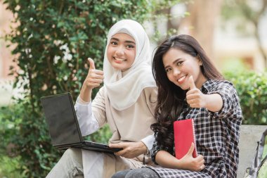 başparmak kadar gösteren öğrenciler