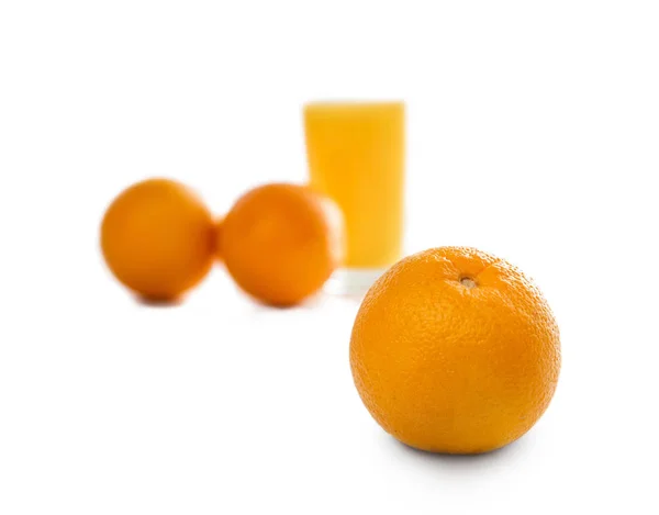 Laranjas resh com suco de laranja — Fotografia de Stock