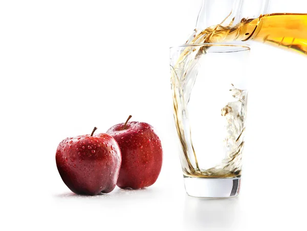 Fresh apple juice poured into a glass — Stock Photo, Image