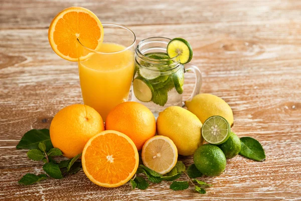 Fresh orange juice and classic mojito with orange, lime, and min — Stock Photo, Image